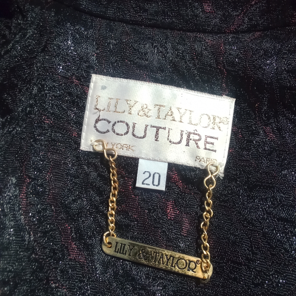 Elegangt And Stylish Vintage Lily And Taylor 2 Piece Suit Size 20